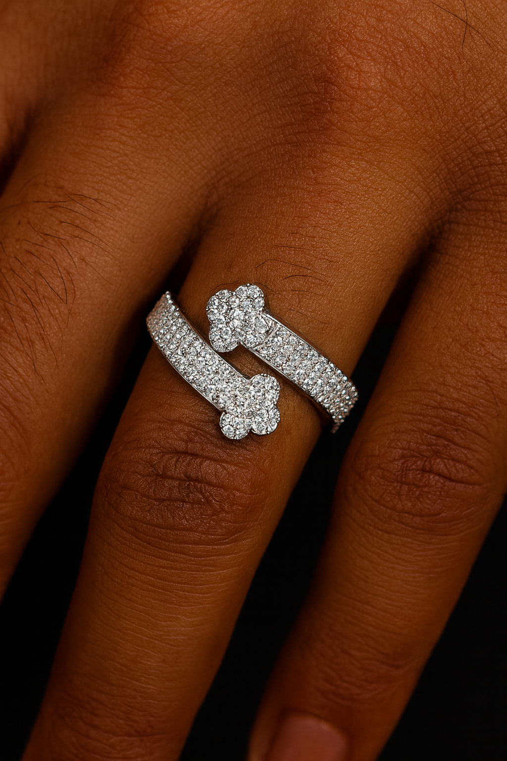 MOISSANITE HUGGING CLOVER RING - WHITE GOLD